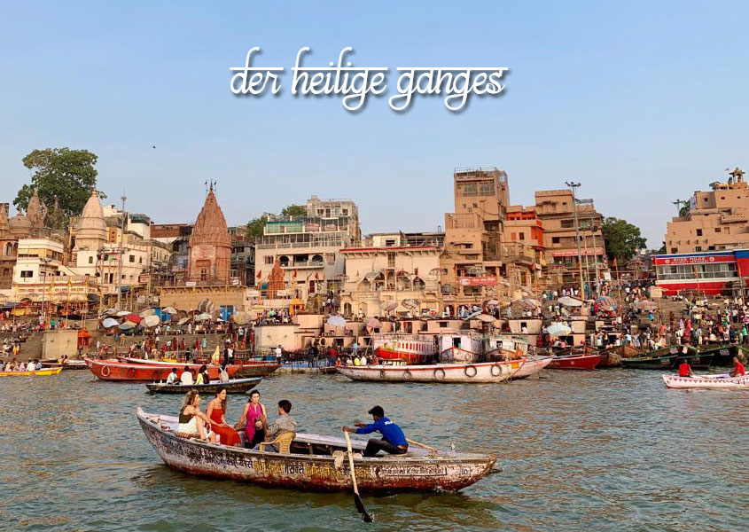 Der Ufer vom Ganges mit Booten und Häusern