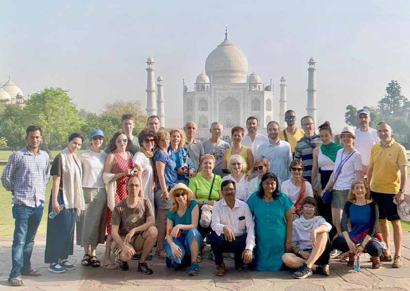 Die Reisegruppe steht vor dem Taj Mahal