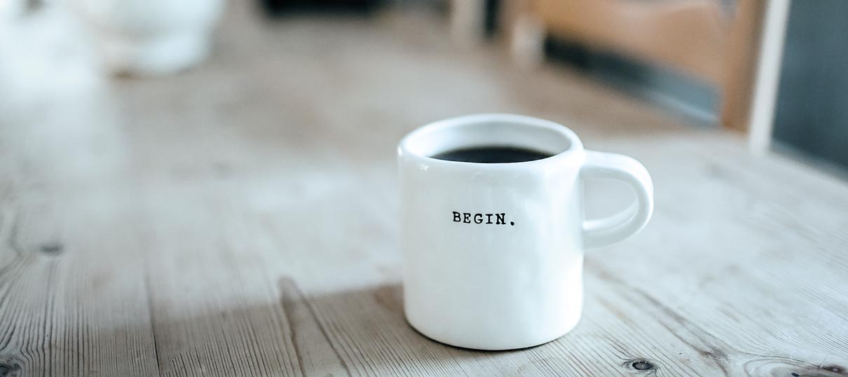 Kaffeetasse mit Aufdruck "Begin!". Bei Aufschieberitis aufhören zu grübeln und aktiv werden