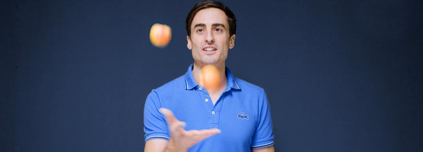 Dr. Daniel Holzinger jongliert - so geht Stress-Management
