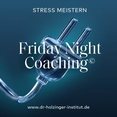 Friday Night Coaching: Stress meistern. Stecker mit Blitzzeichen aus wasser-/glasähnlichem Stoff auf dunkelblauem Hintergrund. Schrift weiß.