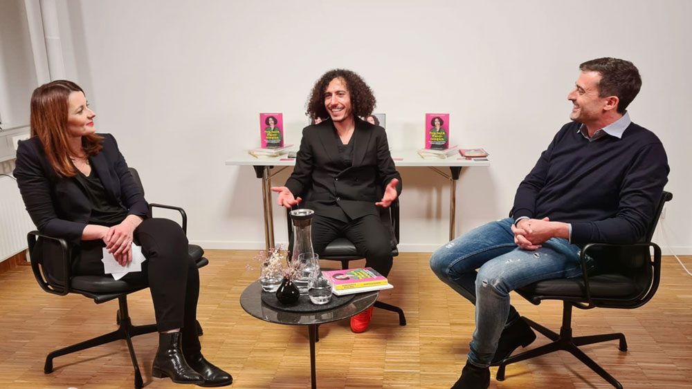 Omar Khir Alanam im Gespräch mit Katrin und Daniel Holzinger nach der Lesung "Feig, faul & frauenfeindlich"
