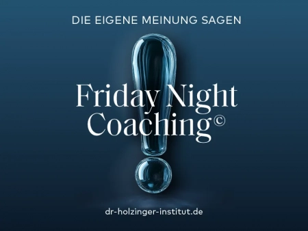 Friday Night Coaching: Meine Meinung sagen. Blaues Ausrufezeichen aus wasser-/glasähnlichem Stoff auf dunkelblauem Verlauf.