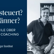 Vorurteile über Cognitive Coaching. Nur was für Männer? Kopfgesteuert? Lässiges Foto von Katrin und Daniel Holzinger, die sich am Schreibtisch anlehnen