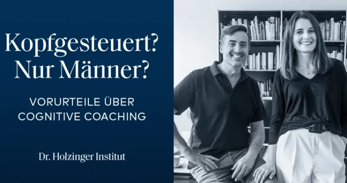Vorurteile über Cognitive Coaching. Nur was für Männer? Kopfgesteuert? Lässiges Foto von Katrin und Daniel Holzinger, die sich am Schreibtisch anlehnen