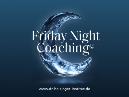 Friday Night Coaching – Vortrag und Live-Coaching. Dr. Holzinger Institut. Bild: Mond aus wasser-/glasähnlichem Stoff, bläulich schimmernd, auf dunkelblauem Hintergrund.
