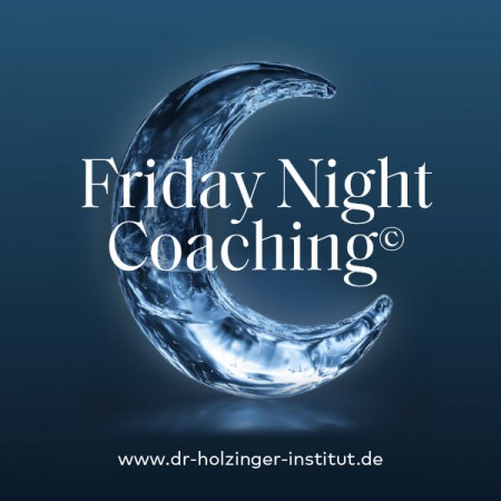 Friday Night Coaching – Vortrag und Live-Coaching. Dr. Holzinger Institut. Bild: Mond aus wasser-/glasähnlichem Stoff, bläulich schimmernd, auf dunkelblauem Hintergrund.