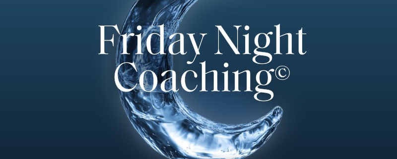 Friday Night Coaching – Vortrag und Live-Coaching. Dr. Holzinger Institut. Bild: Mond aus wasser-/glasähnlichem Stoff, bläulich schimmernd, auf dunkelblauem Hintergrund.